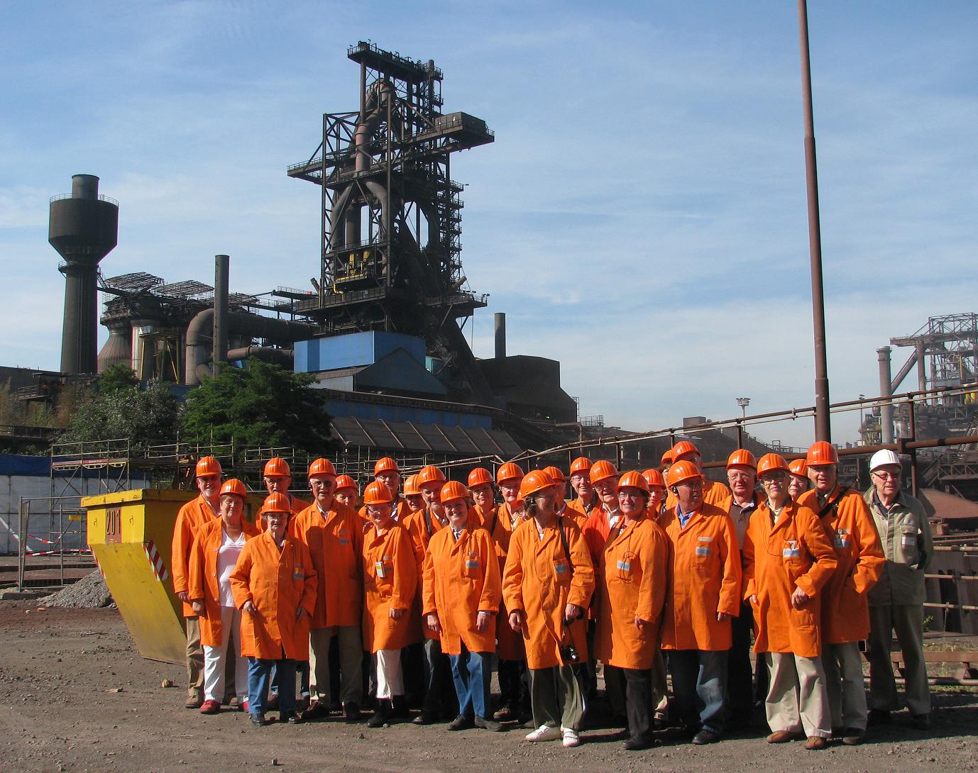 Stahlexkursion am 2.7.2010: Vor dem Hochofen A bei HKM