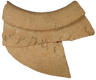Keramik mit hebräischer Inschrift